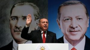 トルコの首相っぽい感じの人が演説している写真
